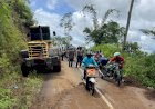 Kembali-Longsor,-Jajaran-Polsek-Kuwus-Bantu-Warga-Bersihkan-Timbunan-Material-di-Jalan