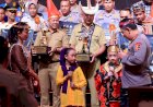 Kapolri-dan-Ketua-Bhayangkari-Sapa-Dua-Anak-Pemenang-Lomba-Setapak-Perubahan