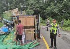 Polisi-Evakuasi-Truk-Sembako-Terguling-di-Trans-Flores-Akibat-Kabut-Tebal-dan-Jalan-Licin