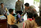 Kepedulian-Tanpa-Batas,-Polres-Mabar-Salurkan-Perlengkapan-Sekolah-di-TRK-Lobohusu