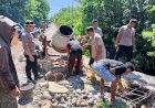 Sinergi-TNI-Polri-dan-Warga-Rohak-Perbaiki-Limpasan-Wae-Kaca-yang-Terkikis-Banjir