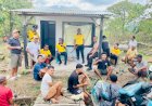 Hadir-di-Tengah-Warga,-Personel-Polsek-Lembor-Gotong-Royong-Bersihkan-Jalur-Vital-Wae-Mose–Kakor