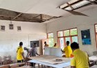 Pasca-Gempa-Flores,-Personel-Polsek-Lembor-Gotong-Royong-Bersihkan-Puing-SDN-Ledang