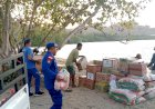 Respon-Cepat-Aspirasi-Warga-di-Medsos,-Kapolres-Mabar-Sewa-Perahu-Ketinting-Antar-Bantuan-ke-Nggilat