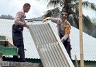 Pemulihan-Pasca-Gempa-Flores,-Polsek-Kuwus-dan-Warga-Gotong-Royong-Robohkan-Bangunan-Rawan-Runtuh