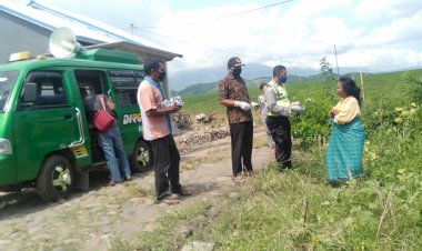 Bhabinkamtibmas-Dan-Kepala-Desa-Pondo-Bagikan-Masker-Dan-Sabun-Cuci-Tangan-Kepada-Warga