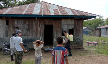 Perangi-Covid-19,-Bhabinkamtibmas-Bersama-Pemdes-Desa-Golo-Pongkor-Semprot-Disinfektan