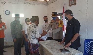 Kapolres-Mabar-Dampingi-Bupati-Mabar-Serahkan-BST-Kepada-Warga-Terdampak-Covid-19