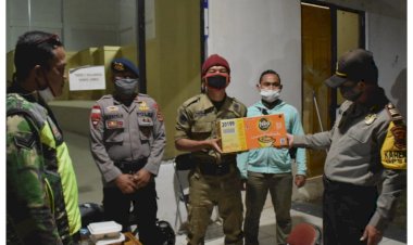 Tinjau-Posko-Check-Point-Covid-19,-Kapolres-Mabar-Beri-Bantuan-Logistik-Untuk-Petugas