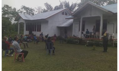 Personel-Polsek-Sano-Nggoang-Polres-Mabar-Kawal-Penyaluran-Bantuan-BLT-DD-Di-Desa-Golo-Damu