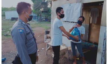 Bhabinkamtibmas-Desa-Batu-Cermin-Kawal-Penyaluran-Bantuan-Sembako-dari-Posko-Relawan-Peduli-Covid-19-Labuan-Bajo