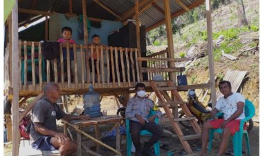 Bhabinkamtibmas-Polsek-Komodo-Terus-Berikan-Himbauan-Tentang-Pencegahan-Penyebaran-Covid-19