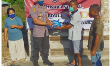 Polsek-Lembor-Salurkan-Bantuan-Beras-Polri-Peduli-Covid-19