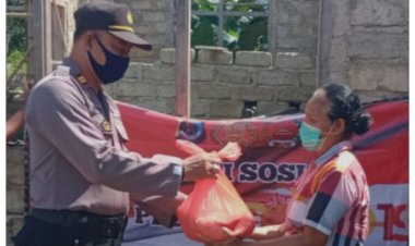 Kapolsek-Sano-Nggoang-Polres-Mabar-Serahkan-Beras-Bantuan-Polri-Kepada-Warga