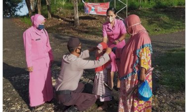 Jelang-Era-New-Normal,-Polsek-Macang-Pacar-Bagikan-Masker-Gratis