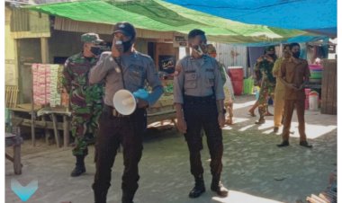 Beri-Himbauan-Dan-Edukasi-New-Normal,-TNI-Polri-Keliling-Di-Pasar-Bari