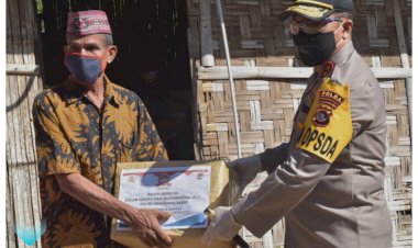 Peringati-Hari-Bhayangkara-Ke-74,-Kapolda-NTT-Beri-Paket-Sembako-kepada-Masyarakat-Labuan-Bajo