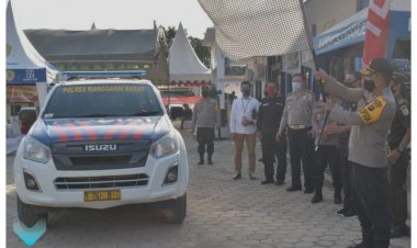 Bhakti-Sosial-Secara-Serentak,-Kapolda-NTT-Beri-Bansos-dan-SIM-Masyarakat-Labuan-Bajo-Dalam-Rangka-Hari-Bhayangkara-ke-74