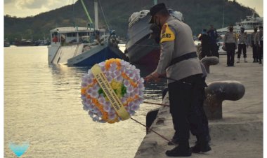 Kapolres-Mabar-Pimpin-Upacara-Tabur-Bunga-di-Laut-Dalam-Rangka-Peringati-Hari-Bhayangkara-Ke-74
