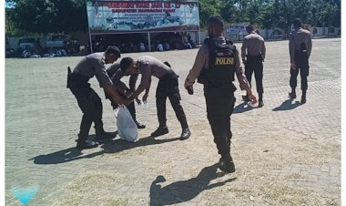 Mantap,-Polisi-Pungut-Sampah-Pendemo