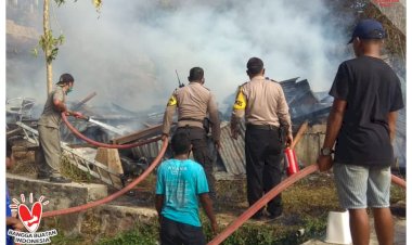 Polisi-Bersama-Warga-dan-Damkar-Bantu-Padamkan-Kebakaran-Dapur-Hotel