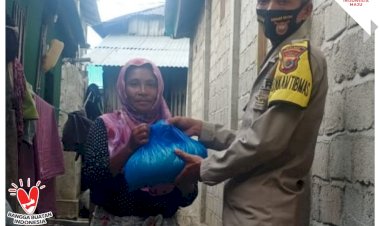 Bhabinkamtibmas-Berikan-Bantuan-Berupa-Beras-Kepada-Warga-Binaan
