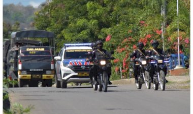 Siap-Amankan-Tahapan-Pilkada,-Polres-Manggarai-Barat-Gelar-Pasukan-dan-Patroli-Show-Of-Force