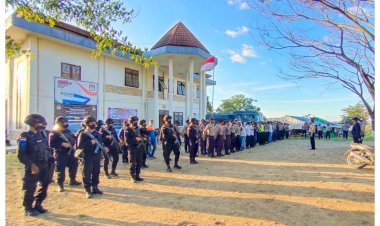 Polisi-Jaga-Ketat-Proses-Penetapan-Paslon-Oleh-KPUD-Manggarai-Barat