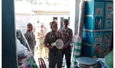 Polsek-Macang-Pacar-Bersama-Forkopimcam-Sosialisasi-Perbup-44-Tahun-2020-di-Pasar-Bari