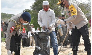 Peduli-Lingkungan,-Kapolda-NTT-Bersama-Elemen-Masyarakat-Pungut-Sampah-di-Pantai-Pede-Labuan-Bajo