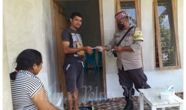 Bhabinkamtibmas-Desa-Watu-Nggelek,-Sambangi-Warga-Binaannya-Sekaligus-Bagikan-Masker-Secara-Gratis