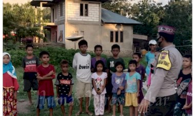 Sambangi-Anak-–-Anak,-Bhabinkamtibmas-Polsek-Komodo-Ingatkan-Prokes-4M-Ditengah-Pandemik-Covid-19