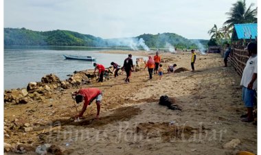 Peduli-Lingkungan,-Polsek-Macang-Pacar-Bersihkan-Pantai-Di-Tengah-Pandemi-Covid-19