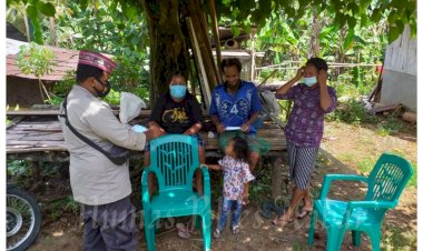 Bagikan-Masker-Kepada-Warga-Binaannya,-Bhabinkamtibmas-Ajak-Warga-Patuhi-Protokol-Kesehatan