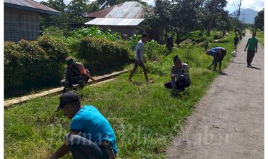 Bhabinkamtibmas-dan-Babinsa-di-Lembor,-Kompak-Kerja-Bakti-Bersama-Warga