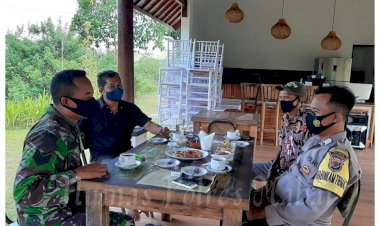 Pantau-Wilayah-Jelang-Pilkada-Tahun-2020,-Bhabinkamtibmas-Bersama-Babinsa-Kompak-Sambangi-Warganya