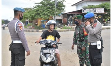 Jelang-Nataru,-Personil-TNI-Polri-Laksanakan-Operasi-Yustisi-Serta-Bagikan-Masker-di-Labuan-Bajo