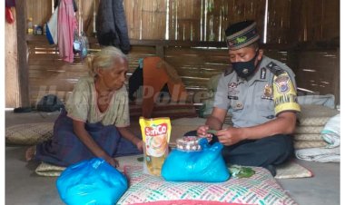 Damai-Natal,-Bhabinkamtibmas-Bagikan-Bingkisan-Sembako