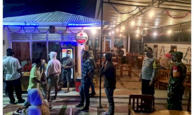 Patroli-Malam-Tahun-Baru,-Kapolres-Manggarai-Barat-Bubarkan-Kerumunan-Warga