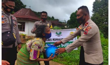 Wujud-Kepedulian-Polri,-Kapolsek-Kuwus-Salurkan-Bansos-Kepada-Masyarakat