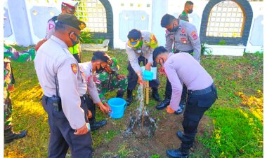 Peduli-Lingkungan,-Wakapolres-Manggarai-Barat-Hadiri-Penanaman-5.000-Pohon-Flamboyan