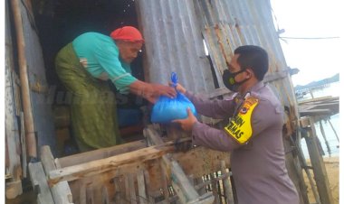 Polri-Peduli-Covid-19,-Bhabinkamtibmas-Bagikan-Beras-di-2-Desa