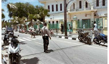 Bhabinkamtibmas-Amankan-Ibadah-Sholat-Jum'at-di-Masjid-Agung-Nurul-Falaq-Labuan-Bajo