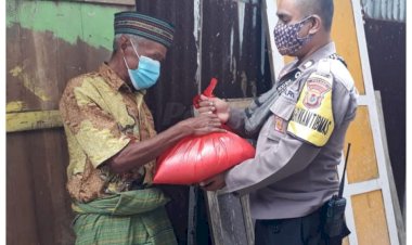 Bripka-Yohanes-B.-Pandi-Bagikan-Bantuan-Beras-Polri-Tahap-IV-Kepada-Warga-Terdampak-Covid-19-di-Dua-Desa