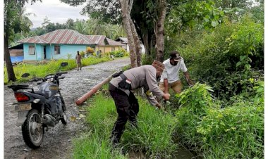 Gotong-Royong,-Bhabinkamtibmas-Bersihkan-Saluran-Irigasi-Bersama-Warga