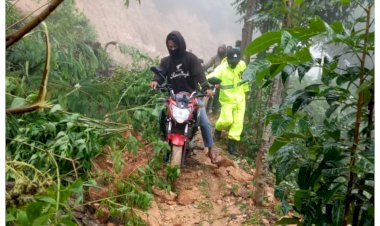 Bhabinkamtibmas-Polsek-Kuwus-Ini-Penuh-Semangat-Bantu-Warga-di-Tengah-Longsor