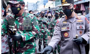 Pantau-Prokes,-Panglima-TNI-dan-Kapolri-Bagikan-Masker-di-Pasar-Tanah-Abang