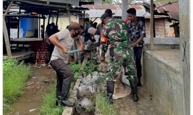 Peduli-Kebersihan,-TNI-Polri-Gotong-Royong-Bersihkan-Pasar-Inpres-Terang