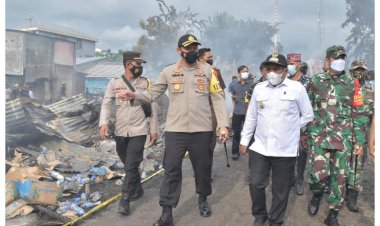 Pantau-Langsung,-Kapolres-Manggarai-Barat-Bersama-Forkopimda-Tinjau-Lokasi-Kebakaran-Ratusan-Kios-Pasar-Lembor