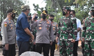 Tinjau-NTT,-Panglima-dan-Kapolri-Fokuskan-Evakuasi-Korban-dan-Kirim-Bantuan